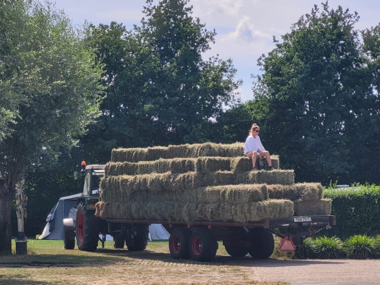 Monique op hooiwagen